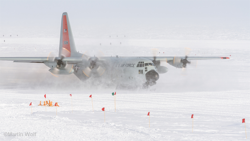 Flugzeug landet im Schnee am Südpol