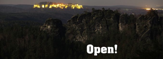 Nacht im Elbsandsteingebirge Felsmassiv bei Nacht, in der Ferne die beleuchtete Festung Königstein