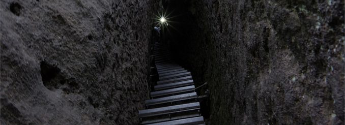 Eisentreppe in einer engen Felsschlucht