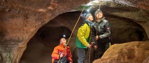 Kinder mit Stirnlampen in einer Felshöhle