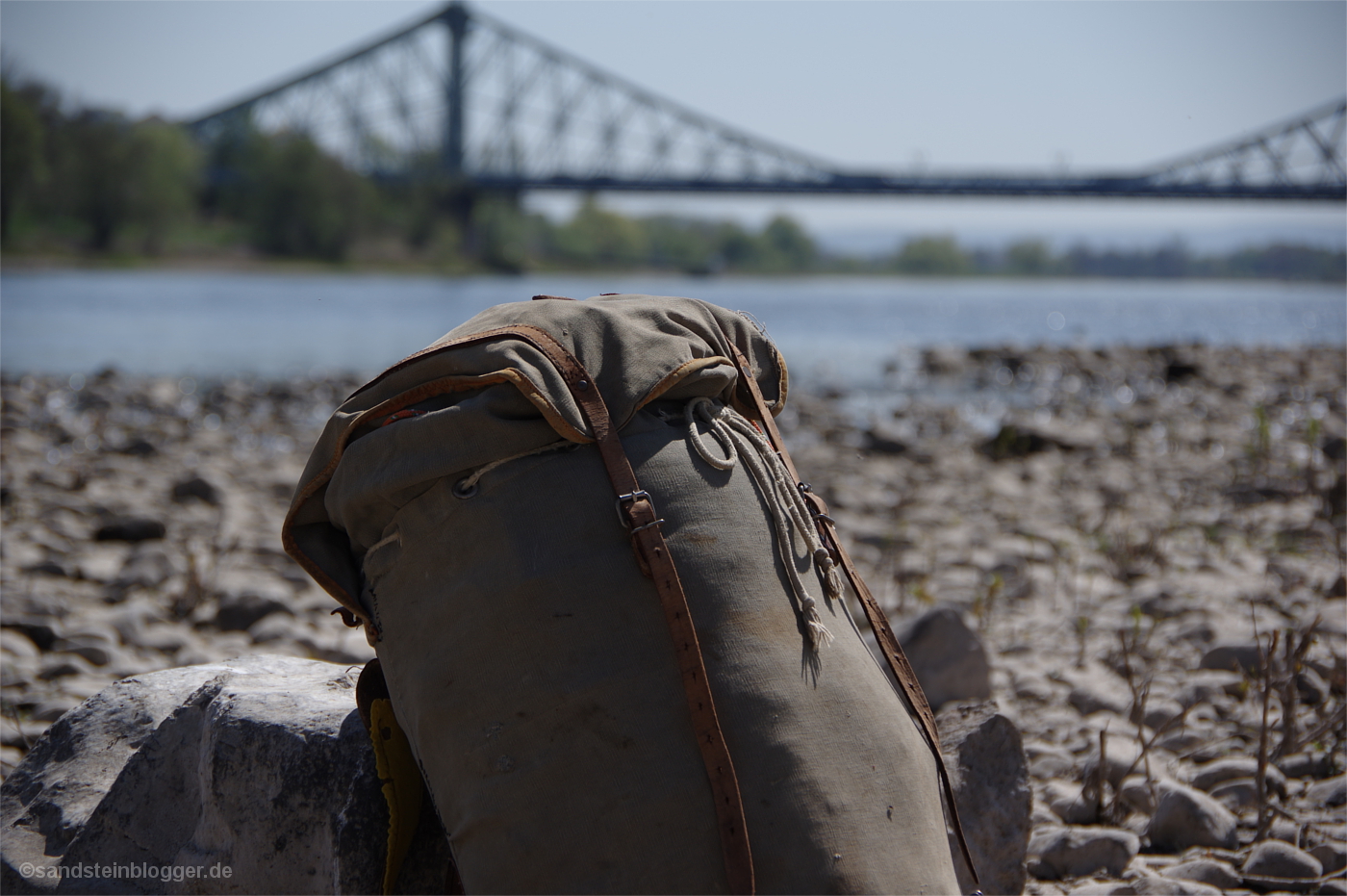 Alter Rucksack vor Elbbrücke