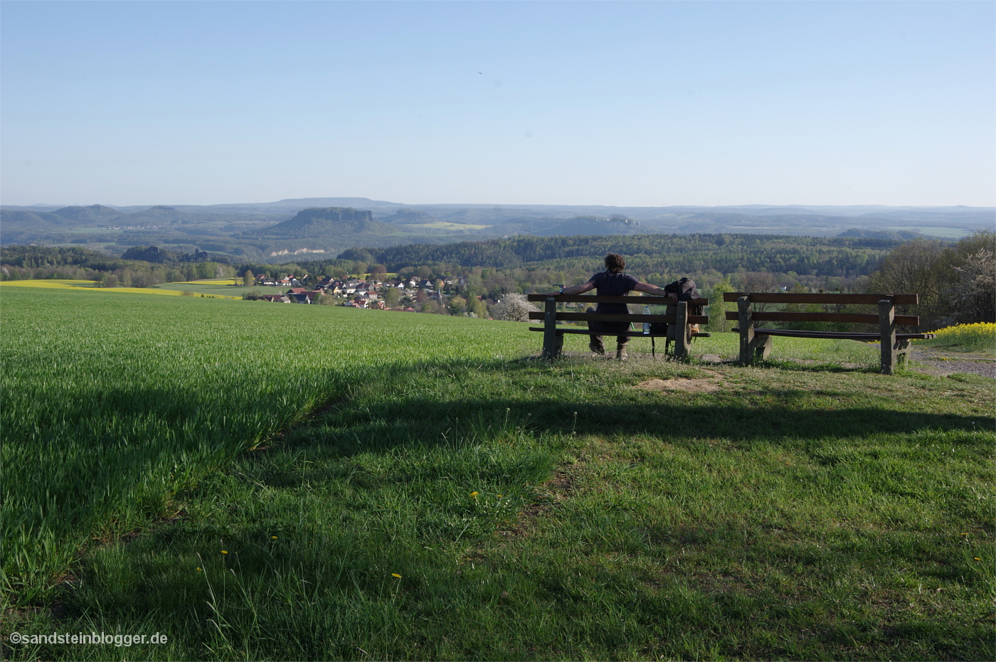 Zwei Aussichtsbänke, ein grandioser Rundblick über weite Teile des Elbsandsteingebirges