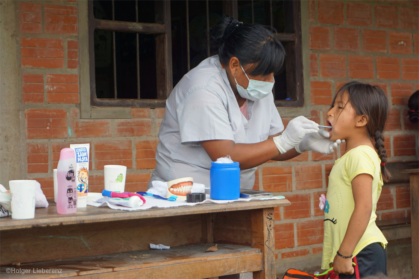 Zahnärztin untersucht ein kleines Indianer-Mädchen