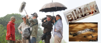 Fotomontage: Fernsehcrew im Regenwald, rechts daneben liegt ein Mann in voller Montur im Fluss.